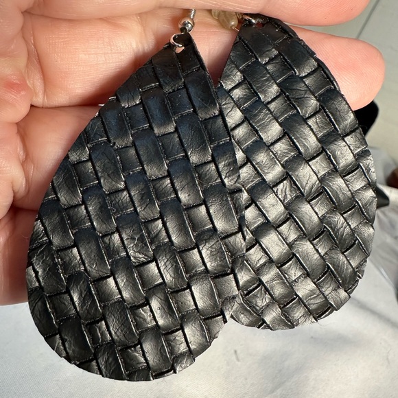 Three pairs of boho casual chic earrings - Picture 10 of 11